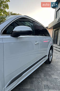Позашляховик / Кросовер Audi Q7 2021 в 