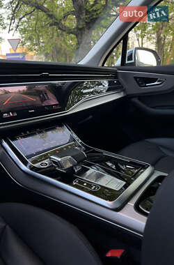 Позашляховик / Кросовер Audi Q7 2021 в 