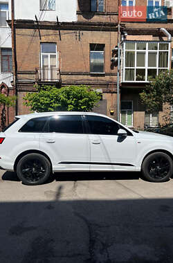 Внедорожник / Кроссовер Audi Q7 2020 в 