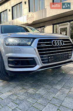 Внедорожник / Кроссовер Audi Q7 2016 в 
