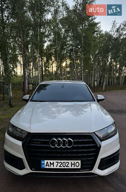 Внедорожник / Кроссовер Audi Q7 2017 в 