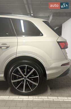 Внедорожник / Кроссовер Audi Q7 2020 в 
