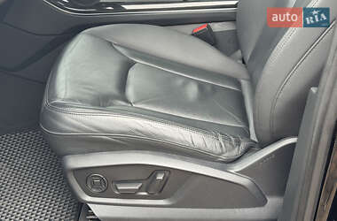 Позашляховик / Кросовер Audi Q7 2020 в 