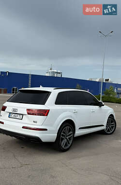 Позашляховик / Кросовер Audi Q7 2018 в 