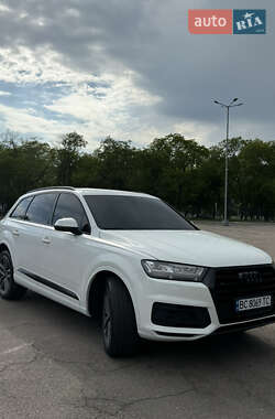 Позашляховик / Кросовер Audi Q7 2018 в 