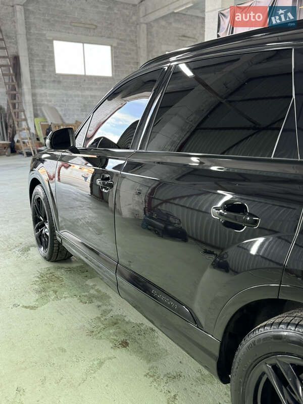 Позашляховик / Кросовер Audi Q7 2016 в Новояворівську