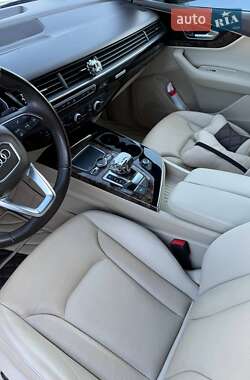 Внедорожник / Кроссовер Audi Q7 2017 в 