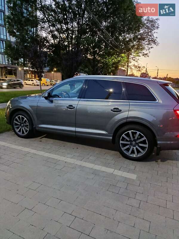 Внедорожник / Кроссовер Audi Q7 2015 в 