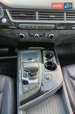 Внедорожник / Кроссовер Audi Q7 2015 в 