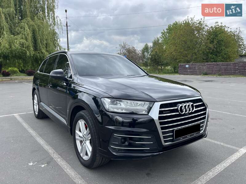 Внедорожник / Кроссовер Audi Q7 2015 в 