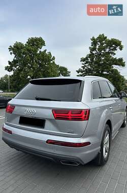 Внедорожник / Кроссовер Audi Q7 2015 в 