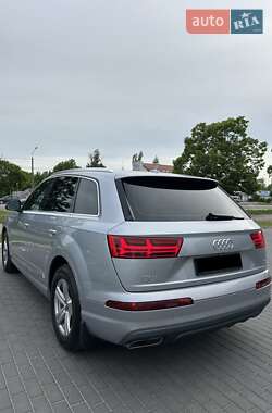Внедорожник / Кроссовер Audi Q7 2015 в 