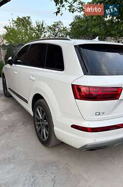 Внедорожник / Кроссовер Audi Q7 2015 в 
