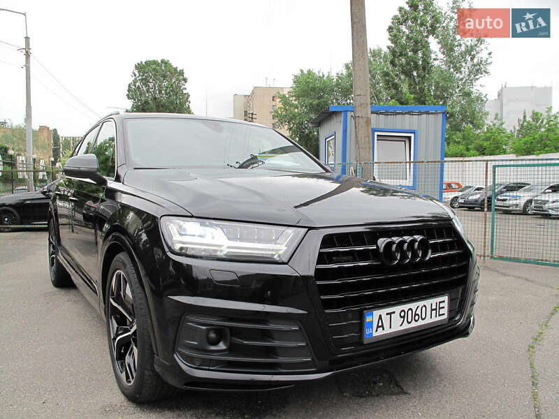 Позашляховик / Кросовер Audi Q7 2015 в 