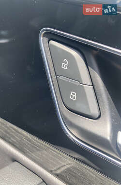 Позашляховик / Кросовер Audi Q7 2017 в 