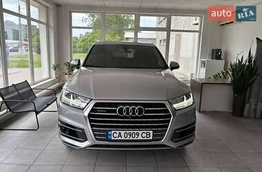 Внедорожник / Кроссовер Audi Q7 2016 в 