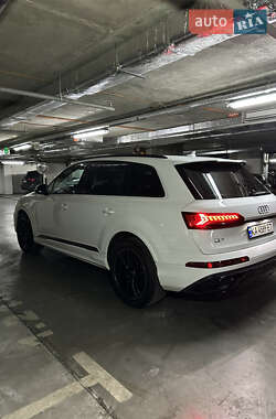 Внедорожник / Кроссовер Audi Q7 2021 в 