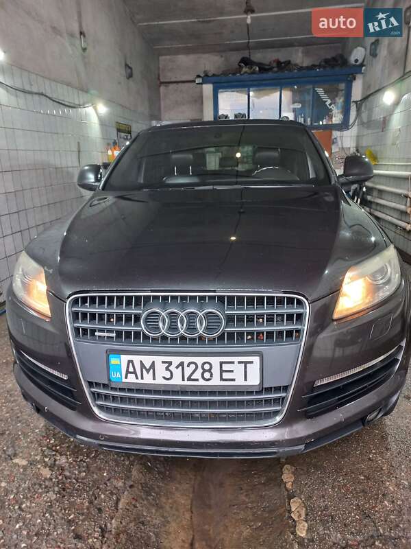Внедорожник / Кроссовер Audi Q7 2007 в 