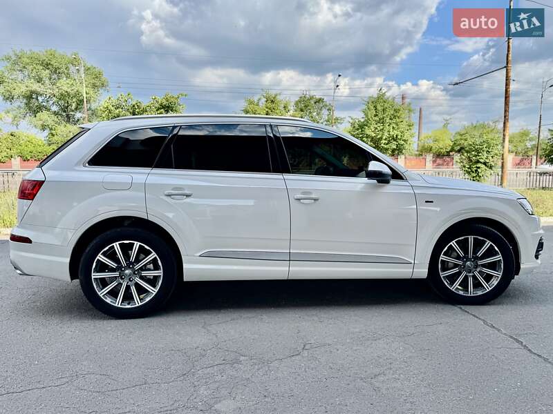 Позашляховик / Кросовер Audi Q7 2016 в Дніпрі