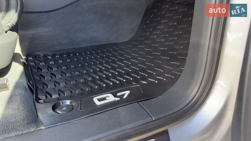 Позашляховик / Кросовер Audi Q7 2020 в Сваляві