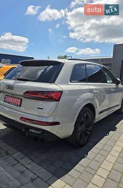 Внедорожник / Кроссовер Audi Q7 2021 в 