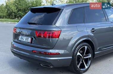 Позашляховик / Кросовер Audi Q7 2018 в 