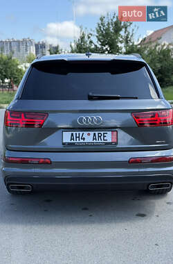 Позашляховик / Кросовер Audi Q7 2018 в 