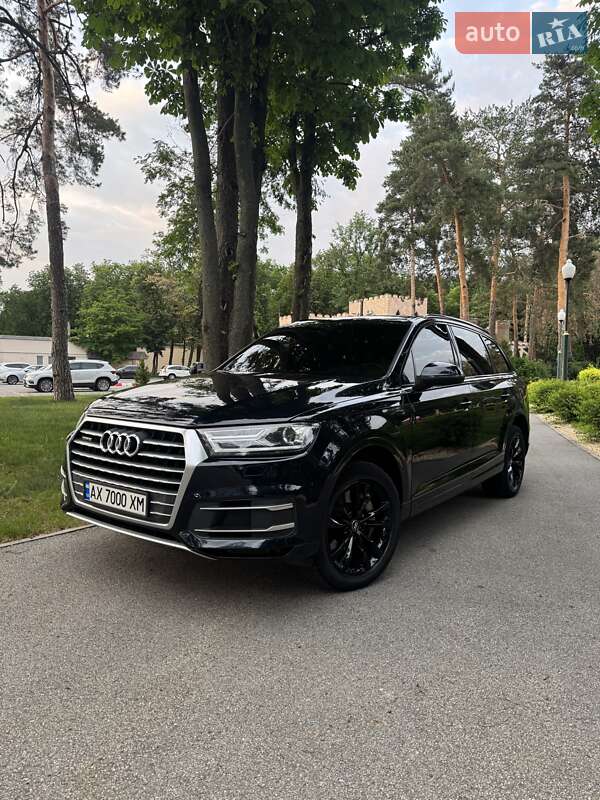 Внедорожник / Кроссовер Audi Q7 2017 в 