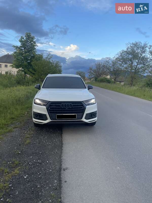 Внедорожник / Кроссовер Audi Q7 2017 в 