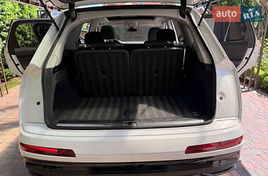 Позашляховик / Кросовер Audi Q7 2021 в 