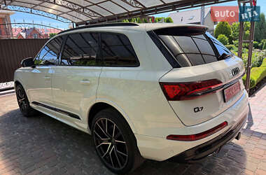 Позашляховик / Кросовер Audi Q7 2021 в 