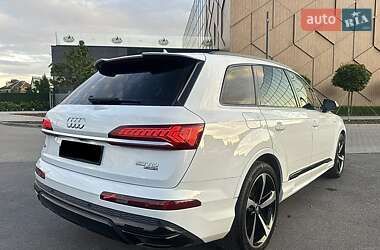 Позашляховик / Кросовер Audi Q7 2020 в 