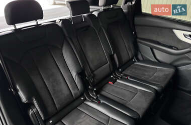 Позашляховик / Кросовер Audi Q7 2021 в 