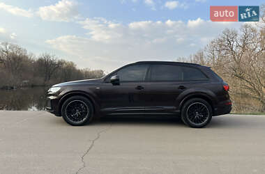 Позашляховик / Кросовер Audi Q7 2020 в 
