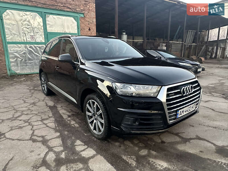 Внедорожник / Кроссовер Audi Q7 2017 в 