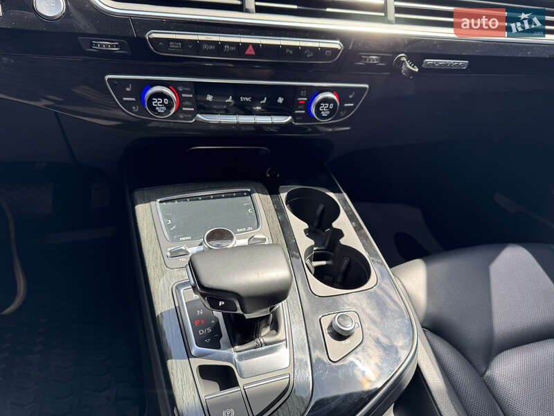Позашляховик / Кросовер Audi Q7 2017 в Рівному