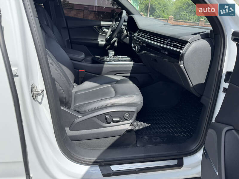 Позашляховик / Кросовер Audi Q7 2017 в Рівному