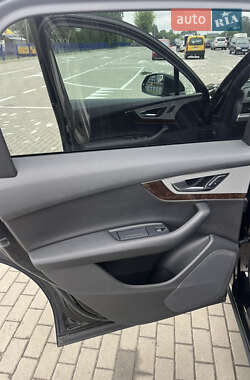 Внедорожник / Кроссовер Audi Q7 2017 в 