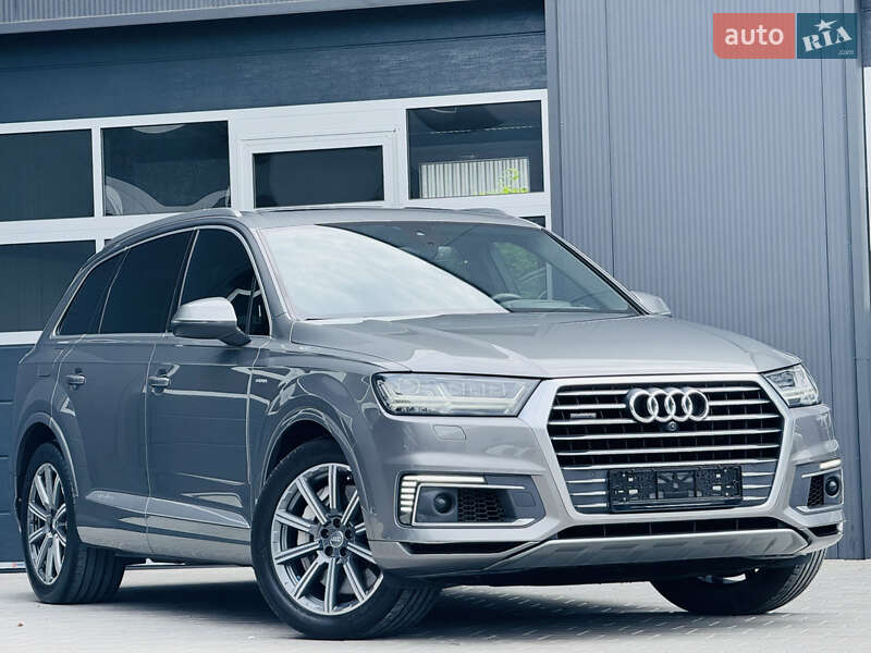 Внедорожник / Кроссовер Audi Q7 2016 в 