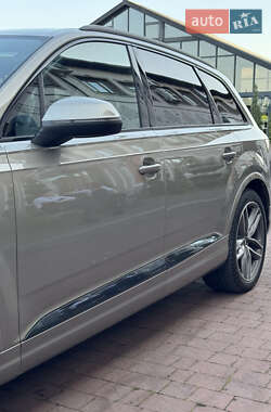 Позашляховик / Кросовер Audi Q7 2017 в 