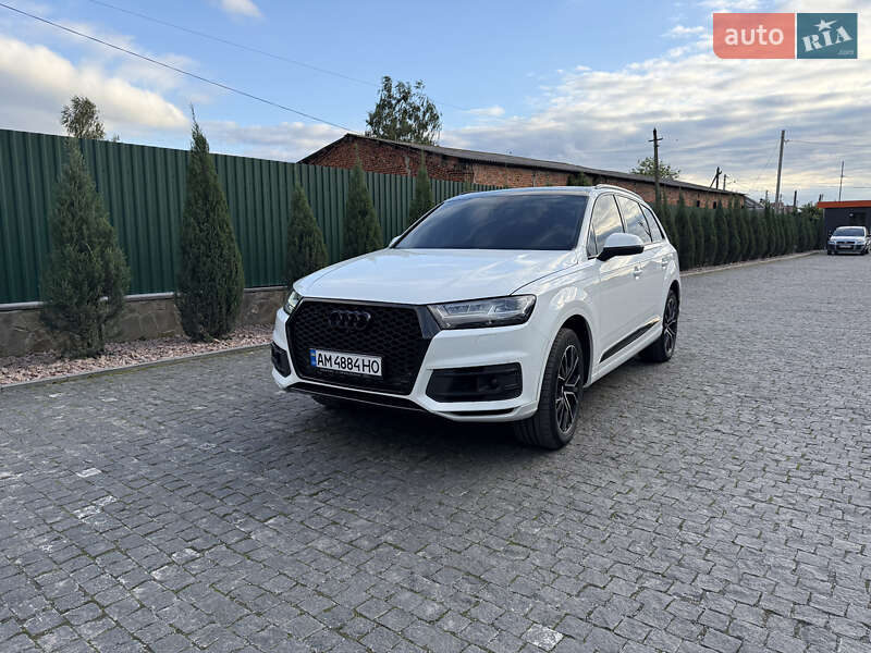 Внедорожник / Кроссовер Audi Q7 2016 в 