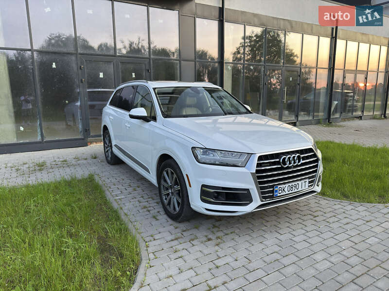 Позашляховик / Кросовер Audi Q7 2017 в Рівному