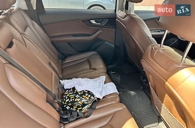 Позашляховик / Кросовер Audi Q7 2015 в 