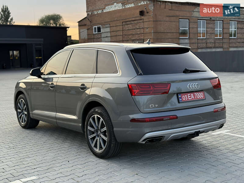 Внедорожник / Кроссовер Audi Q7 2017 в Нововолынске