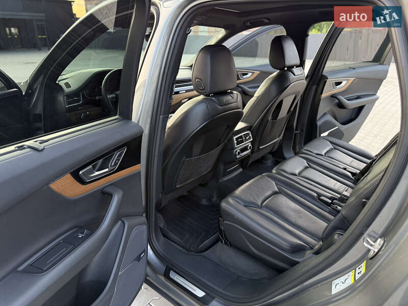 Внедорожник / Кроссовер Audi Q7 2017 в Нововолынске