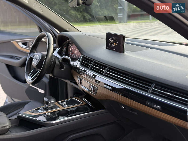Внедорожник / Кроссовер Audi Q7 2017 в Нововолынске