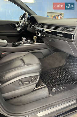 Внедорожник / Кроссовер Audi Q7 2016 в 