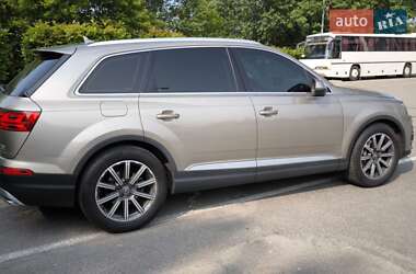 Позашляховик / Кросовер Audi Q7 2015 в 