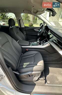 Позашляховик / Кросовер Audi Q7 2025 в 