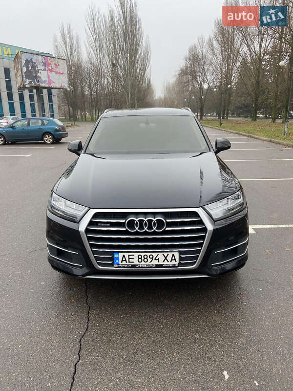 Внедорожник / Кроссовер Audi Q7 2015 в 